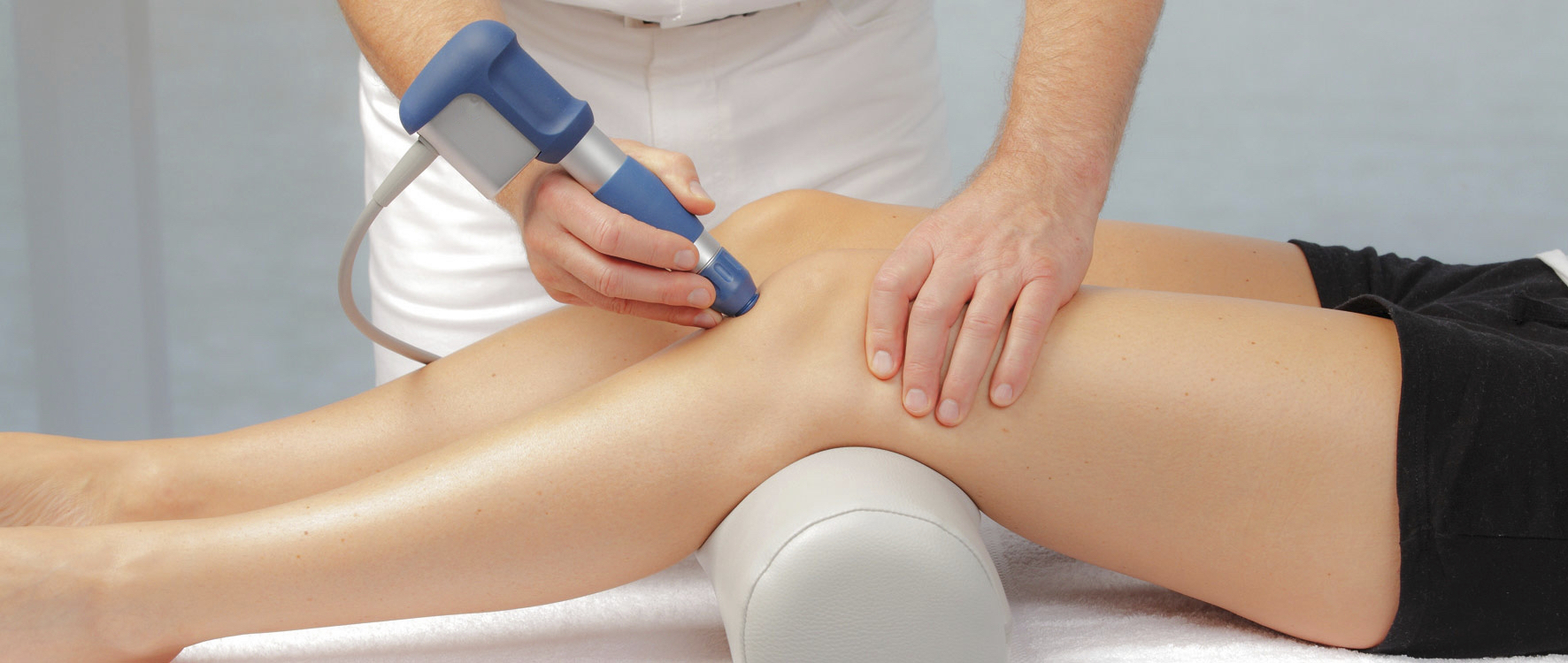 A shockwave applicator used on a knee